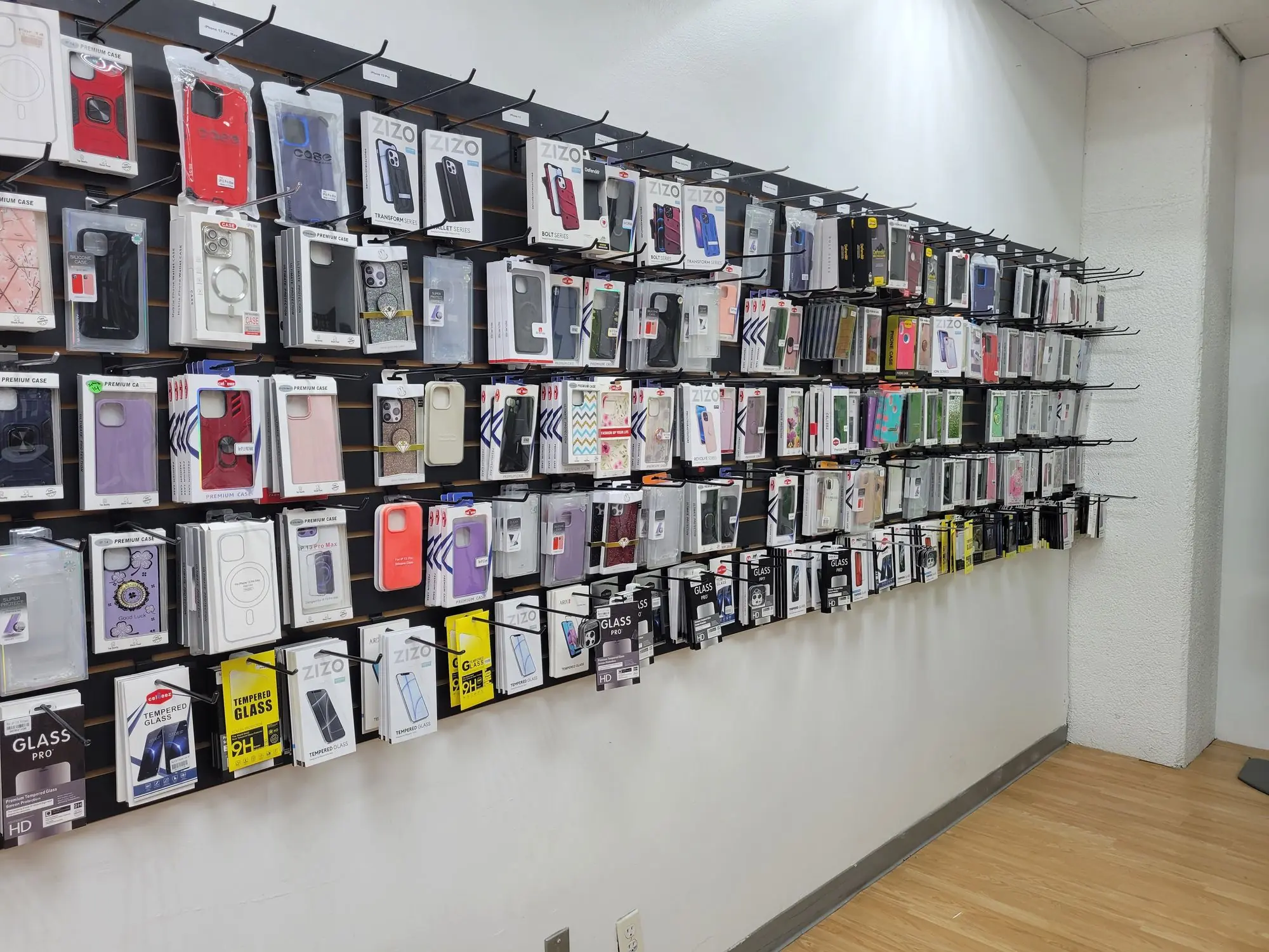 Pared de fundas y micas para celular