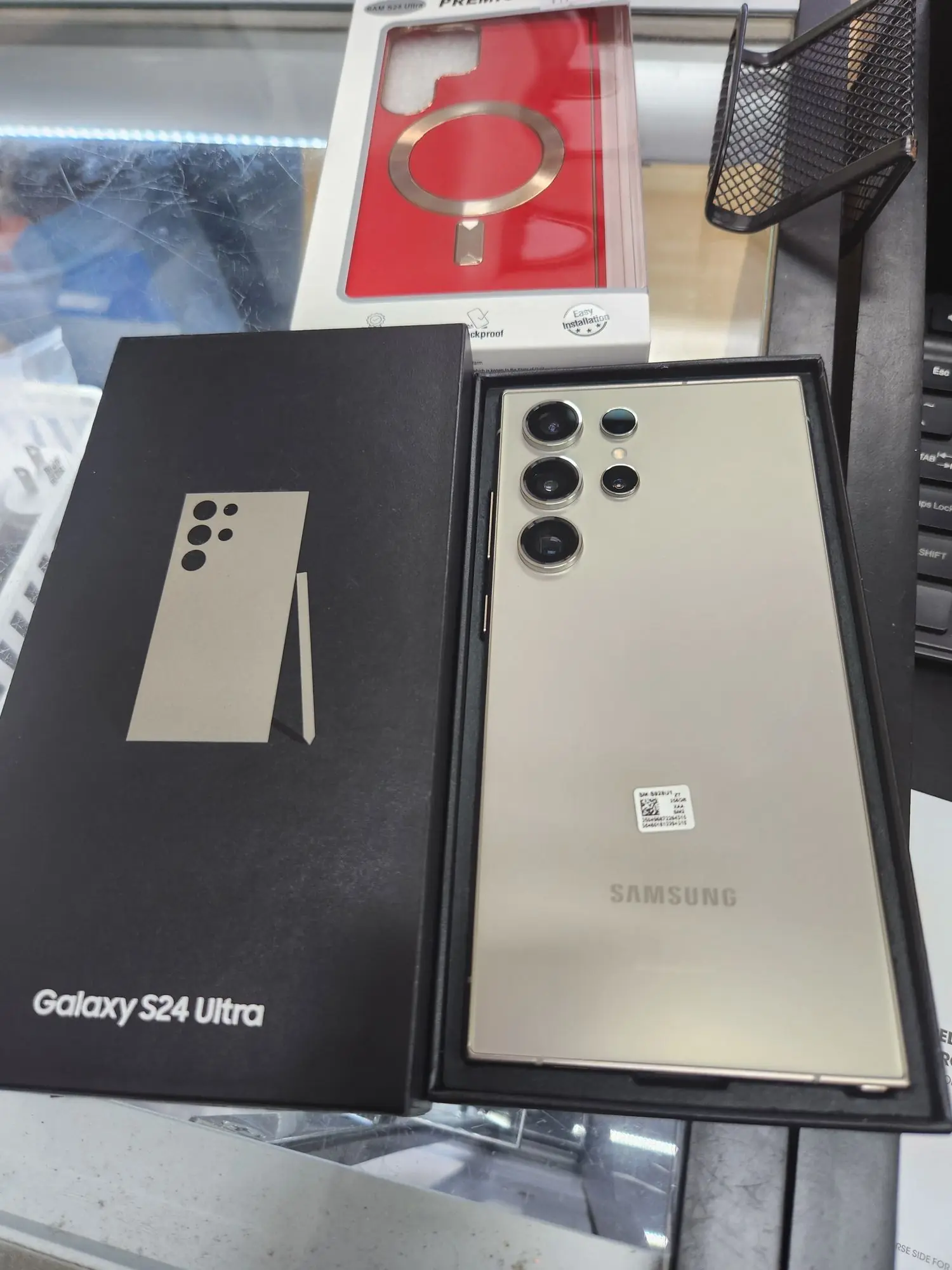 Samsung Galaxy S24 Ultra en el mostrador de TIC Wireless Electronic & Repair Center