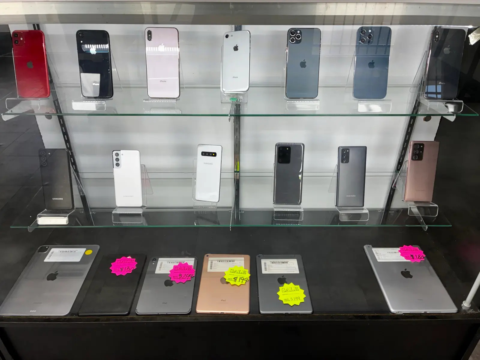 iPhones and Samsung Galaxy phones in the display case