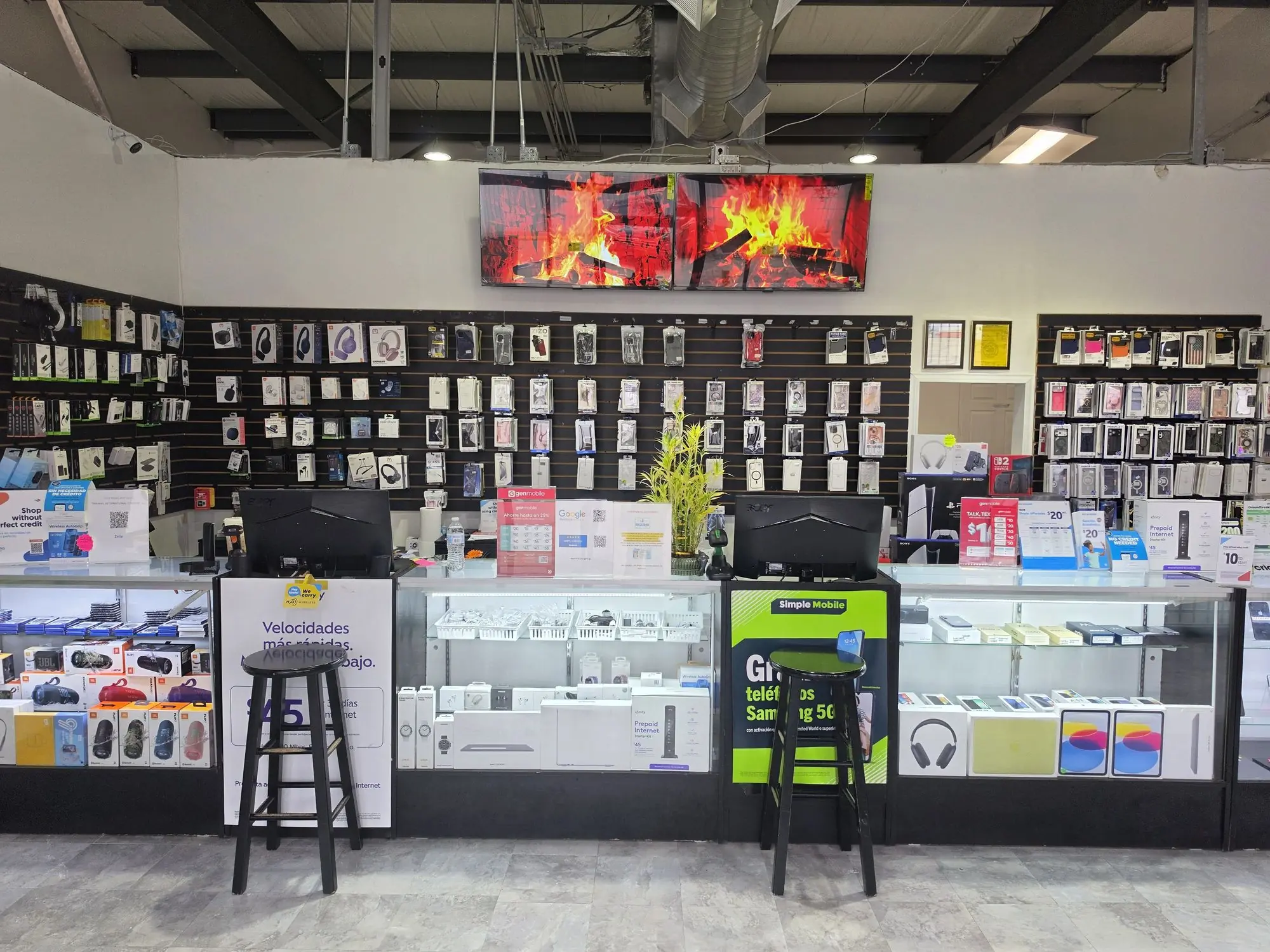 The counter at TIC Wireless with carrier displays