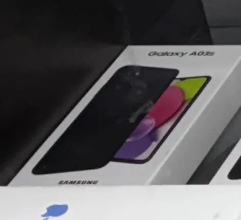 Caja de Samsung Galaxy A03s en la vitrina de TIC Wireless