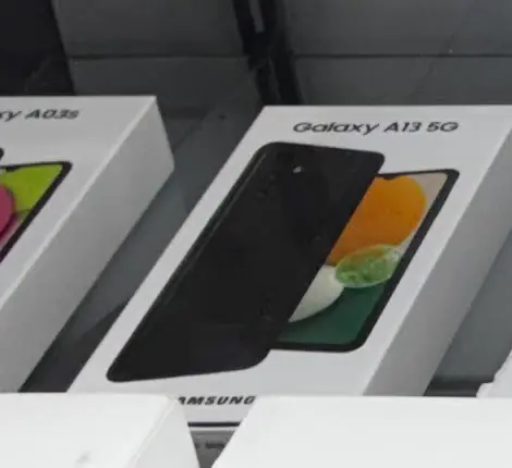 Caja de Samsung Galaxy A13 5G en la vitrina de TIC Wireless