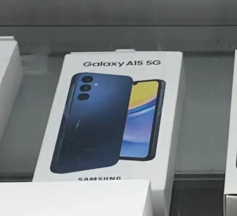 Caja de Samsung Galaxy A15 5G en la vitrina de TIC Wireless