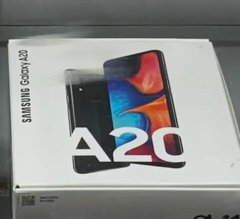 Caja de Samsung Galaxy A20 en la vitrina de TIC Wireless