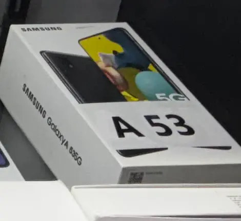 Caja de Samsung Galaxy A53 5G en la vitrina de TIC Wireless