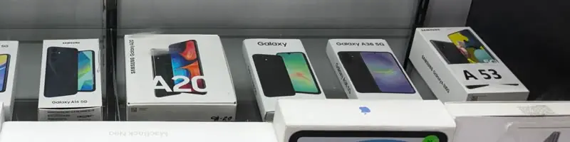 Cajas de Samsung Galaxy serie A en la vitrina de TIC Wireless