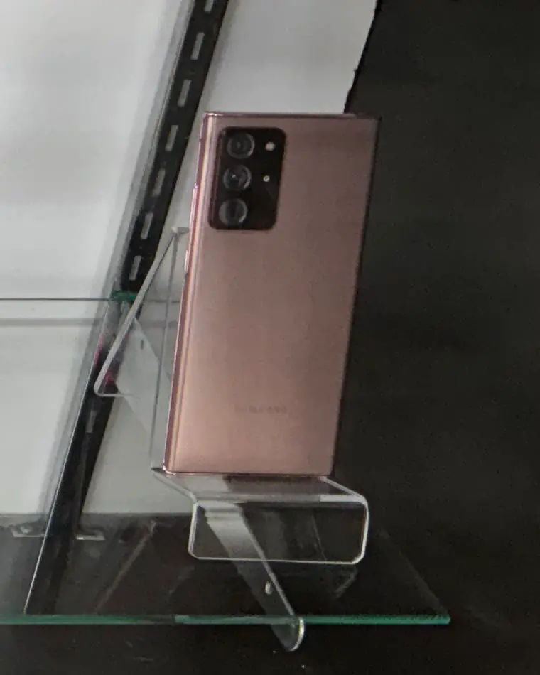 Samsung Galaxy Note 20 Ultra color bronce en exhibición en TIC Wireless