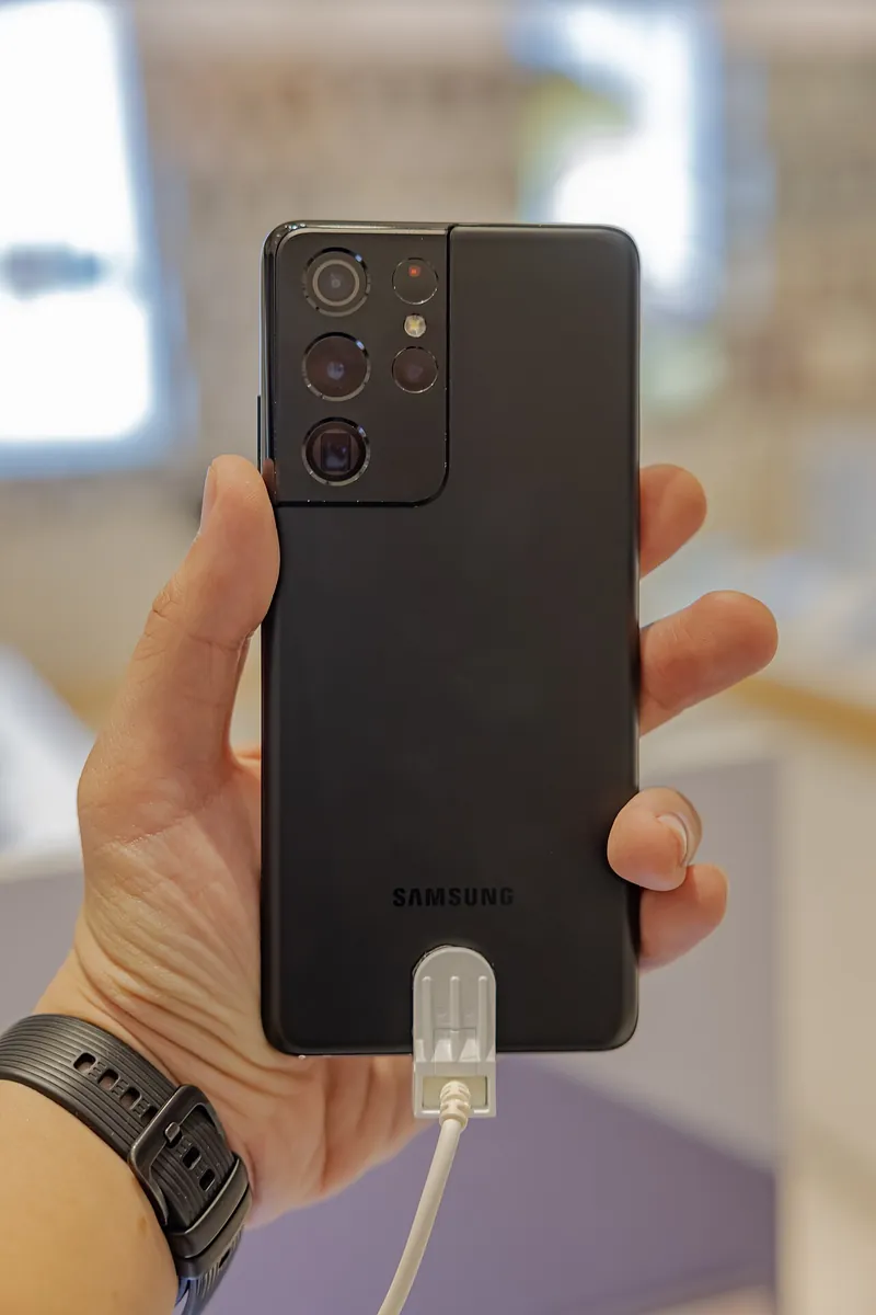 Parte trasera de un Galaxy S21 Ultra negro