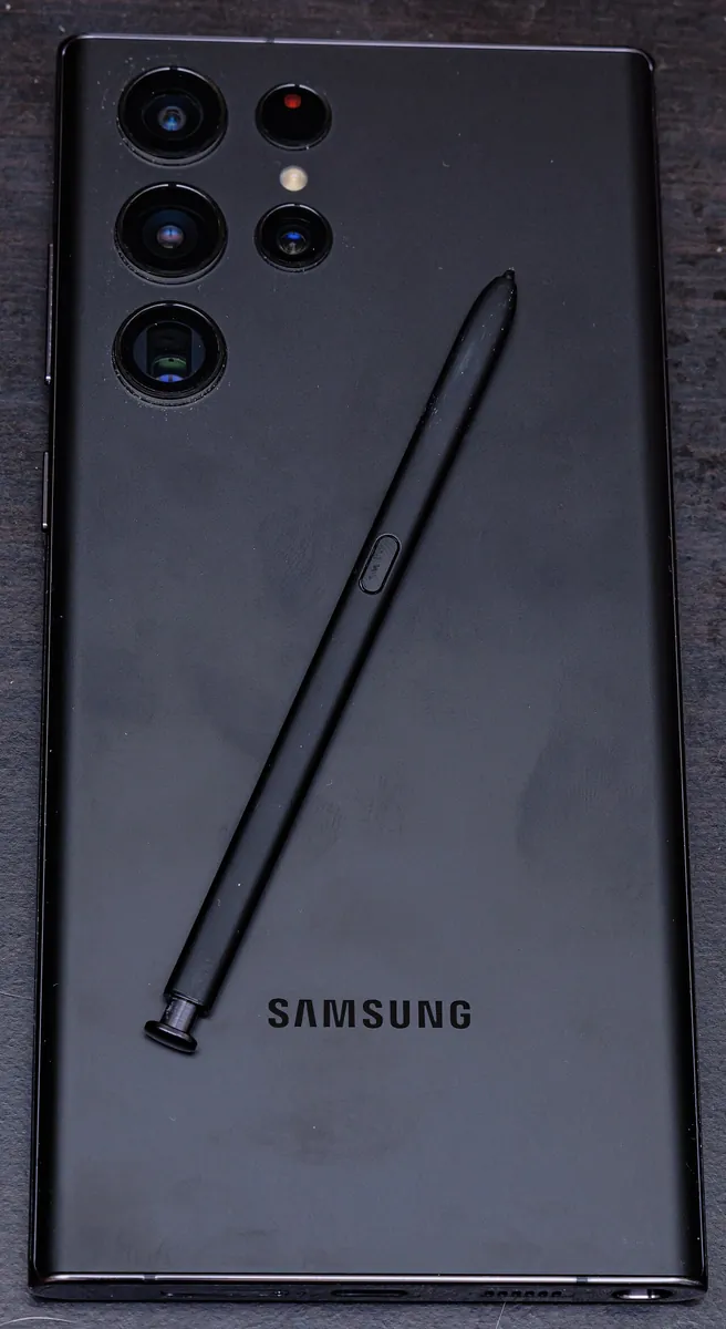 Galaxy S22 Ultra negro con su S Pen