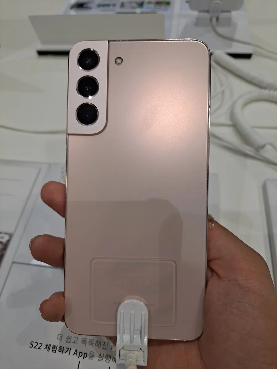 Parte trasera de un Galaxy S22 rosa