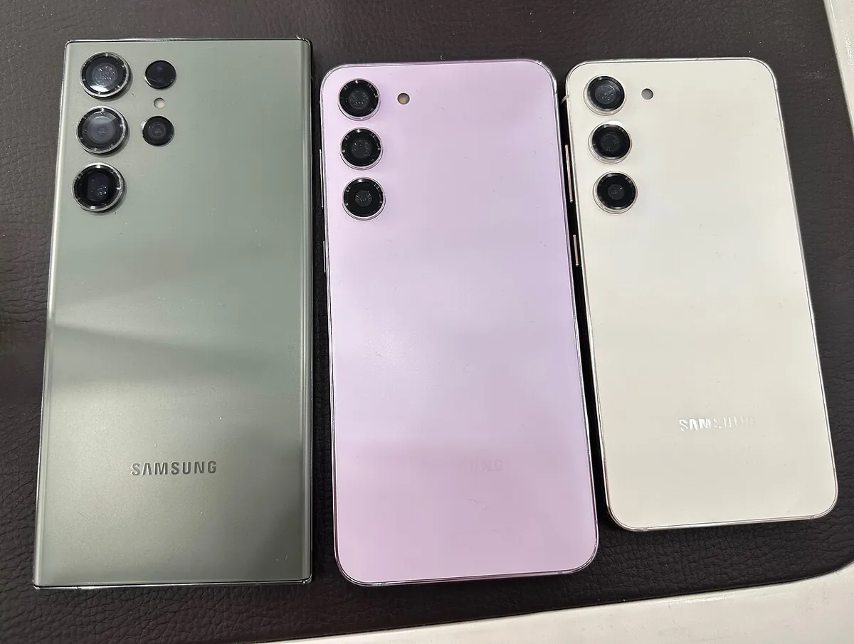 Serie Galaxy S23 por detrás, con el S23+ en medio
