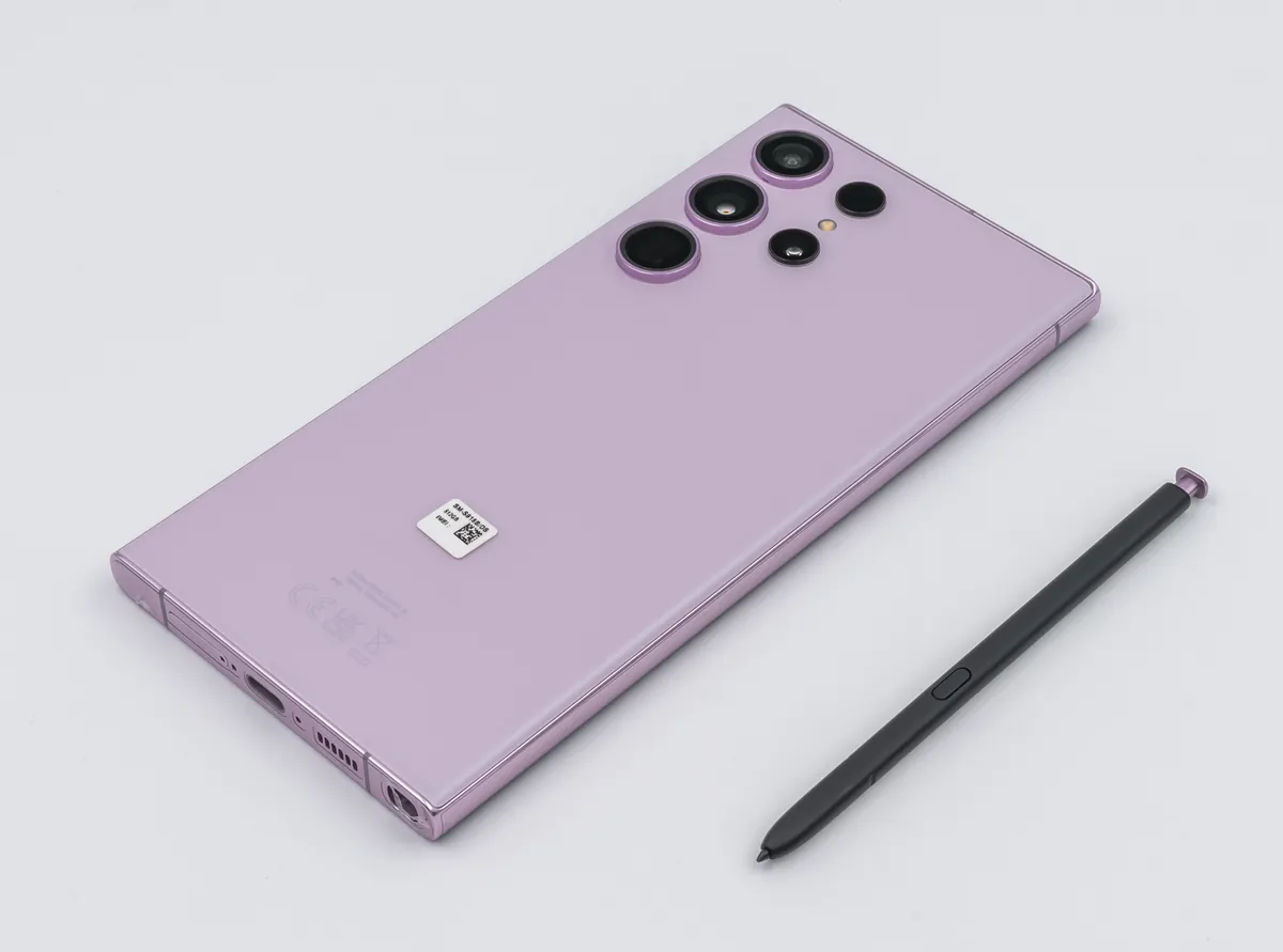 Galaxy S23 Ultra color lavanda con su S Pen