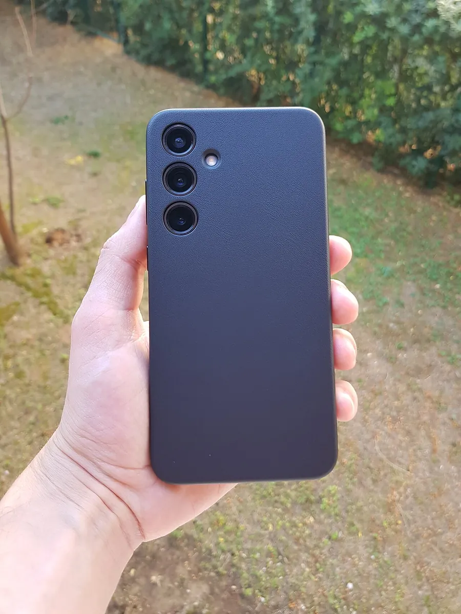 Parte trasera de un Galaxy S24+ en la mano
