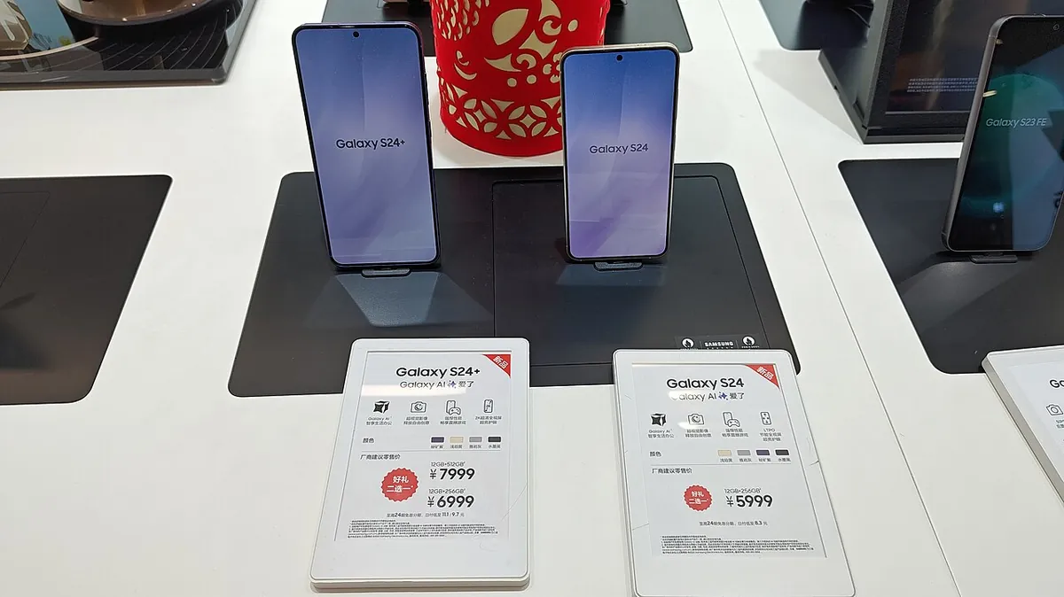 Galaxy S24 y S24+ en una exhibición de tienda