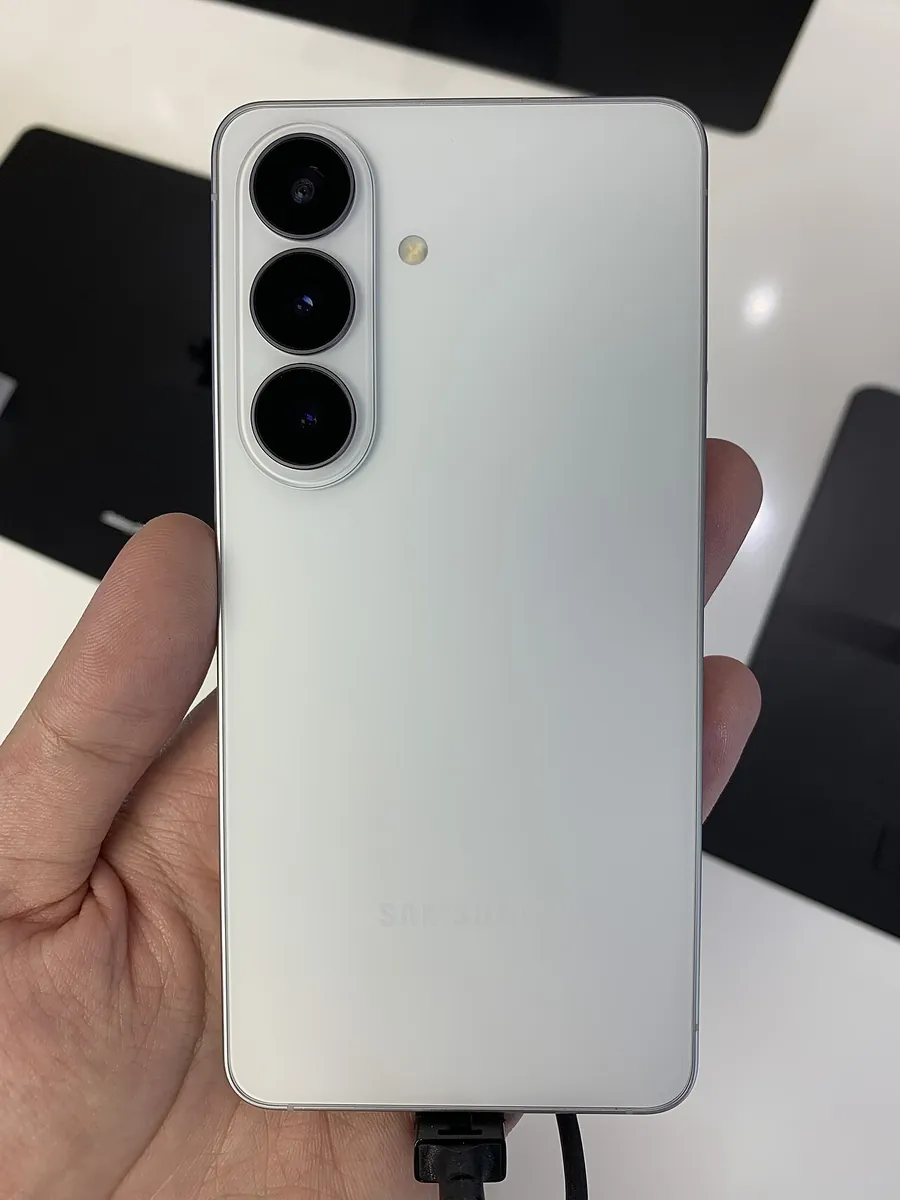 Parte trasera de un Galaxy S26 blanco