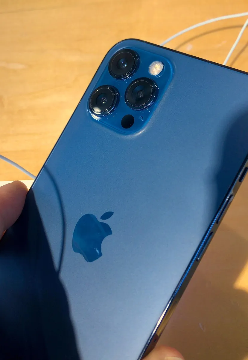 Parte trasera de un iPhone 12 Pro Max azul pacífico