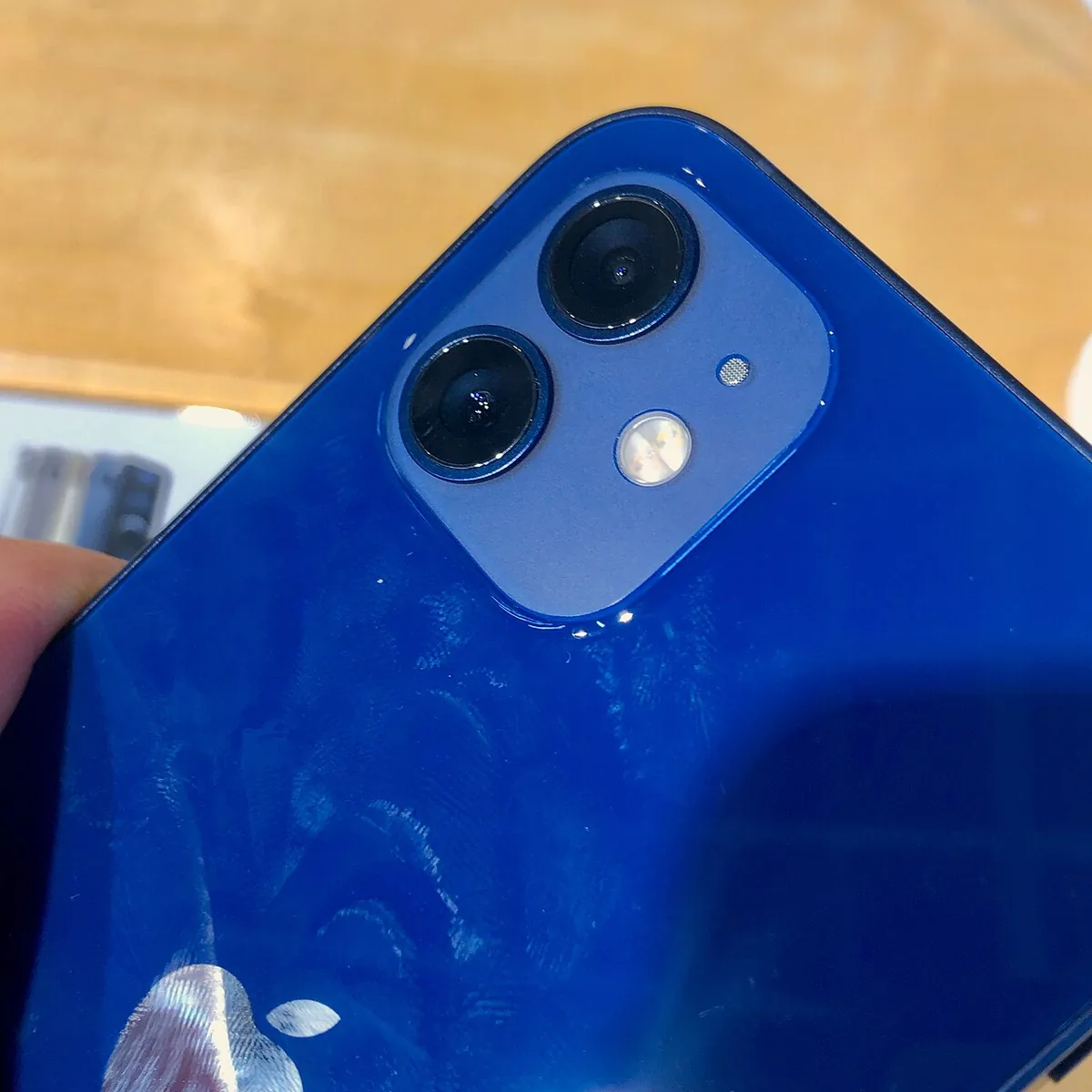 Parte trasera de un iPhone 12 azul