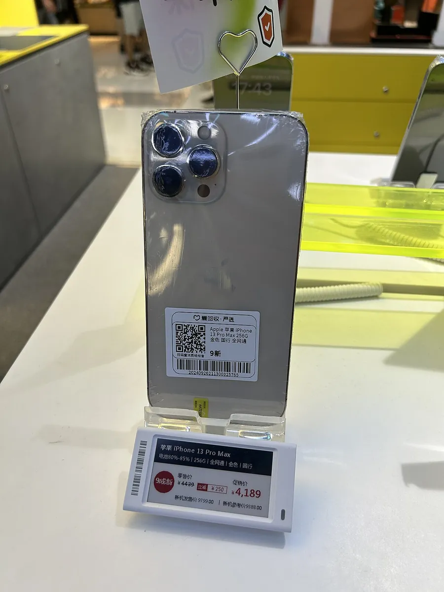 Parte trasera de un iPhone 13 Pro Max dorado