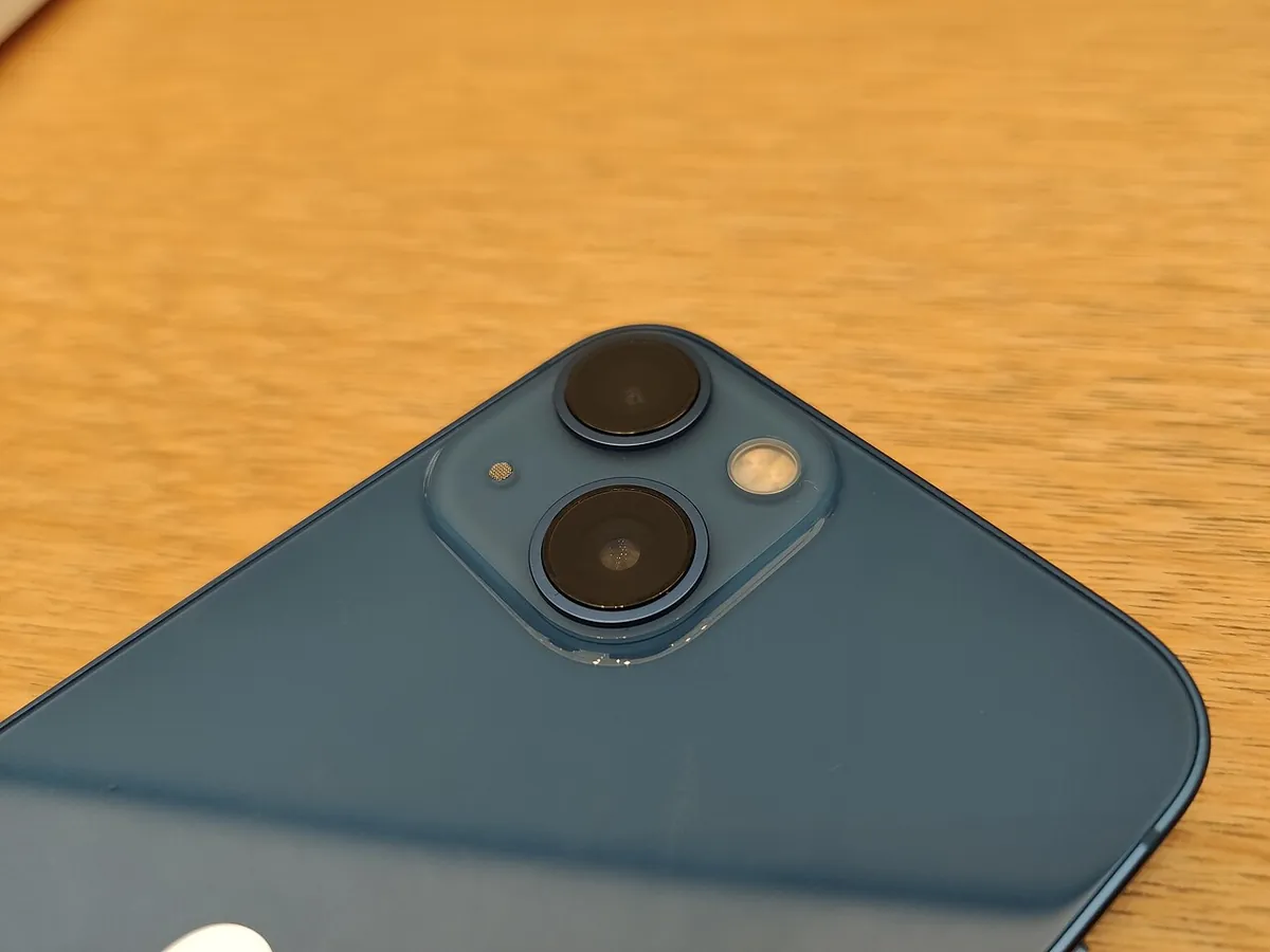 Cámaras traseras de un iPhone 13 azul