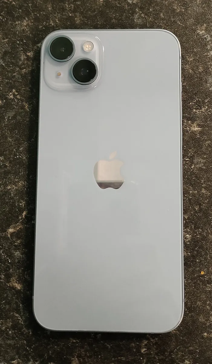 Parte trasera de un iPhone 14 Plus azul