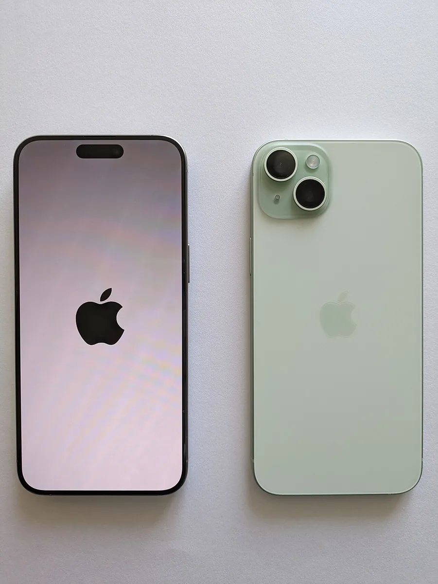 iPhone 15 Plus verde, de frente y por detrás