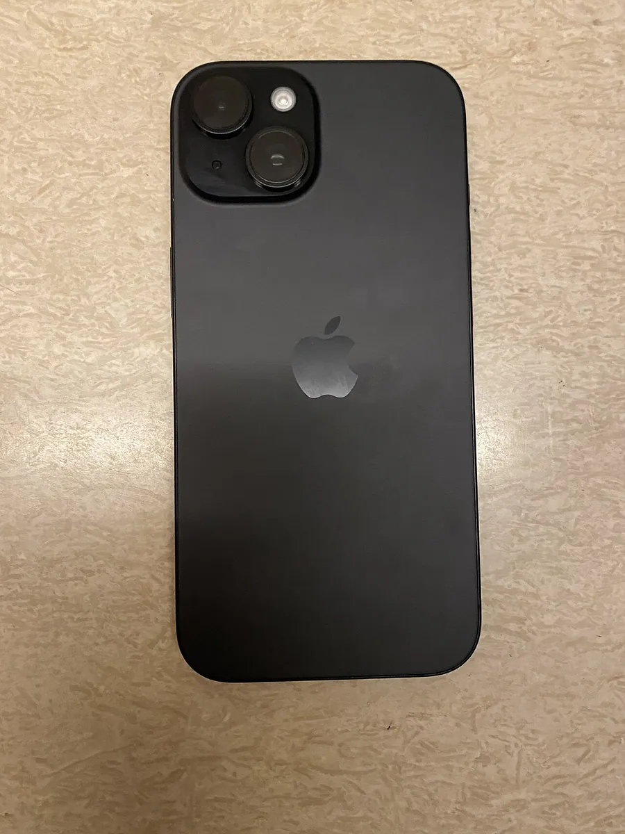 Parte trasera de un iPhone 15 negro