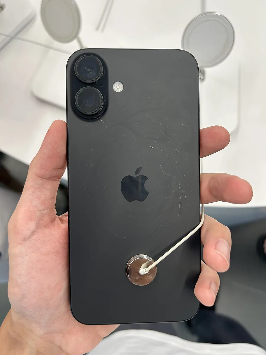 Parte trasera de un iPhone 16 Plus negro