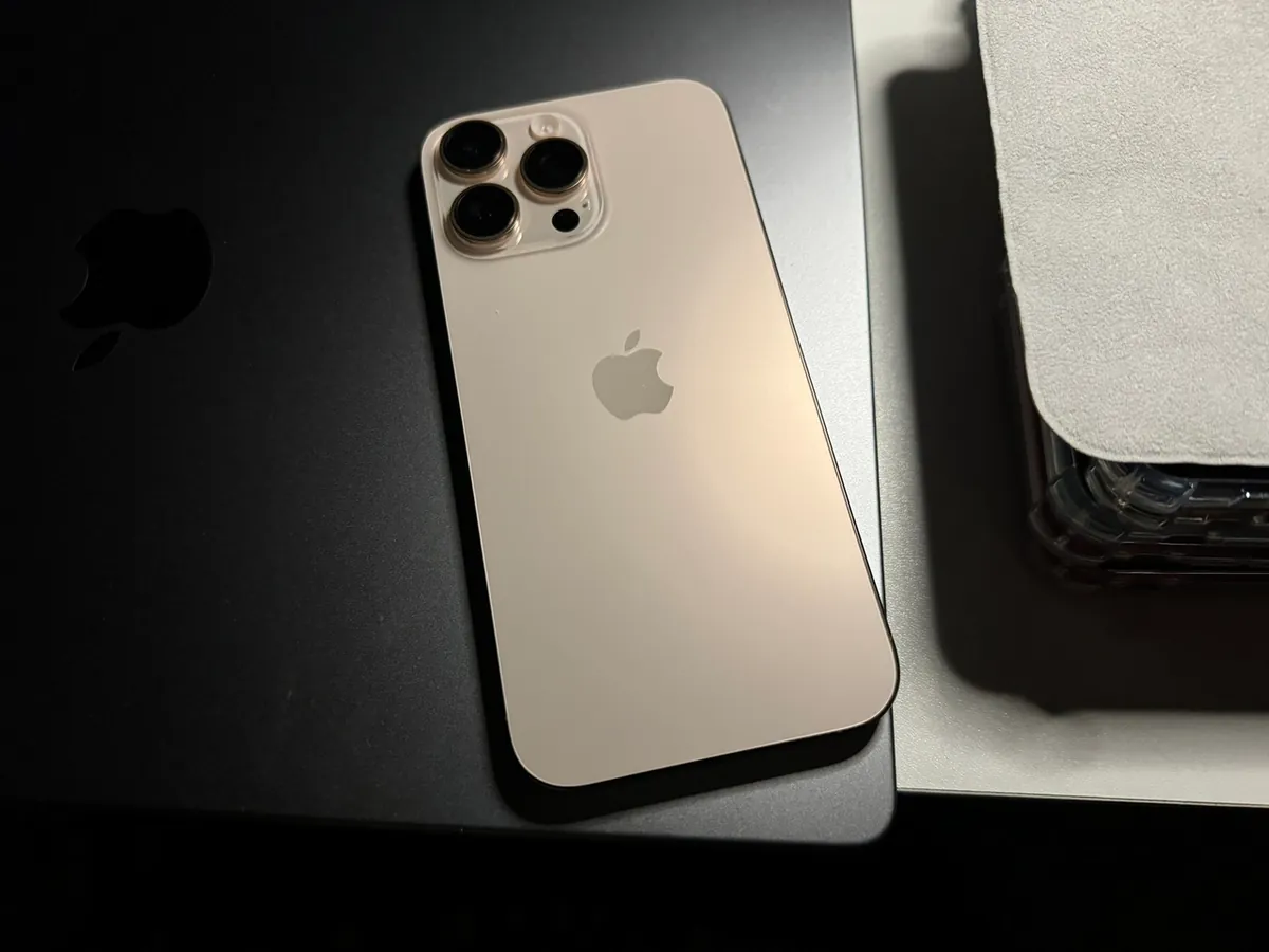 Parte trasera de un iPhone 16 Pro Max titanio desierto