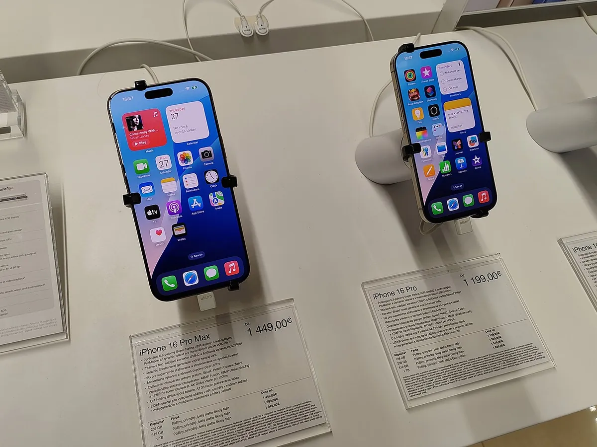 Modelos iPhone 16 Pro en una exhibición de tienda