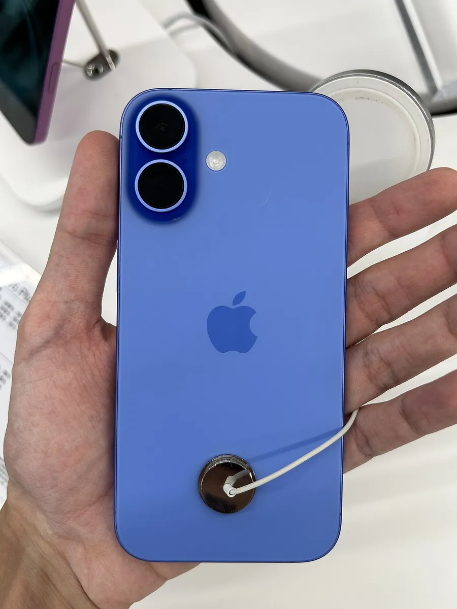 Parte trasera de un iPhone 16 azul ultramar