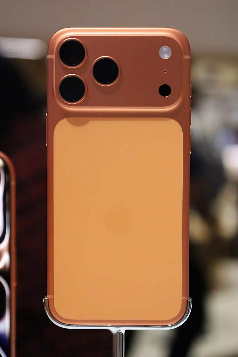 Parte trasera de un iPhone 17 Pro Max naranja cósmico