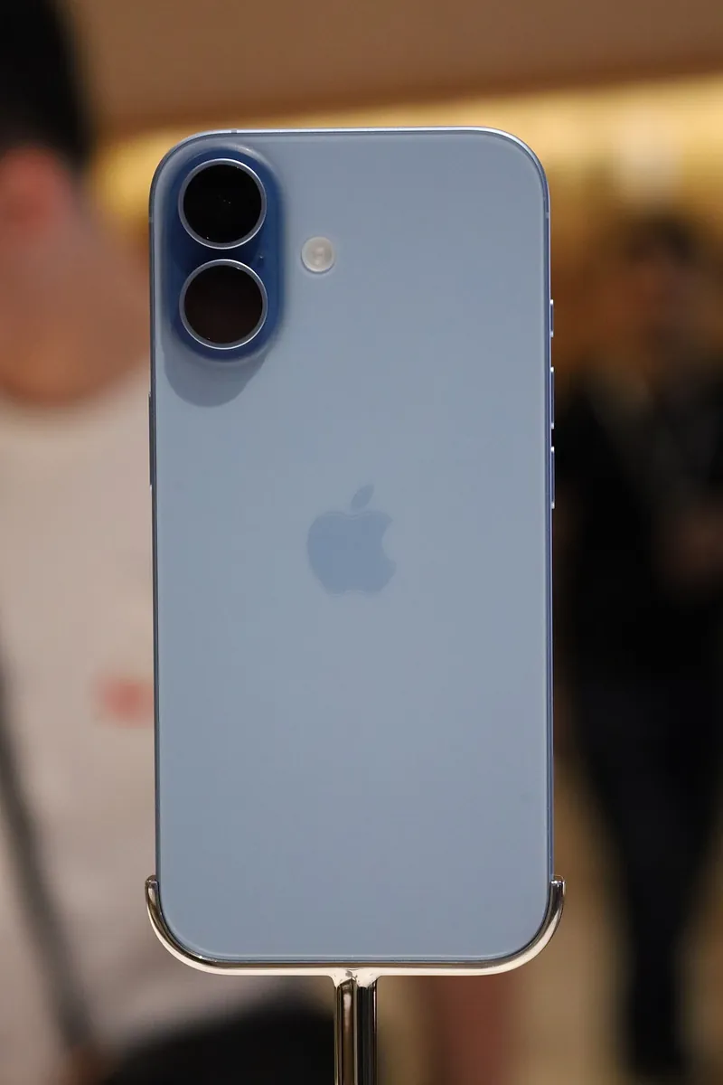 Parte trasera de un iPhone 17 azul niebla